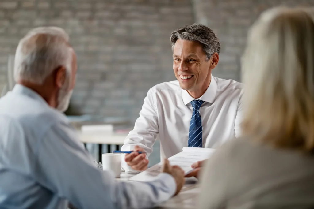Happy Bank Manager Talking With Senior Customers A 2024 12 13 17 00 54 Utc (1) - Alliance Contabilidade