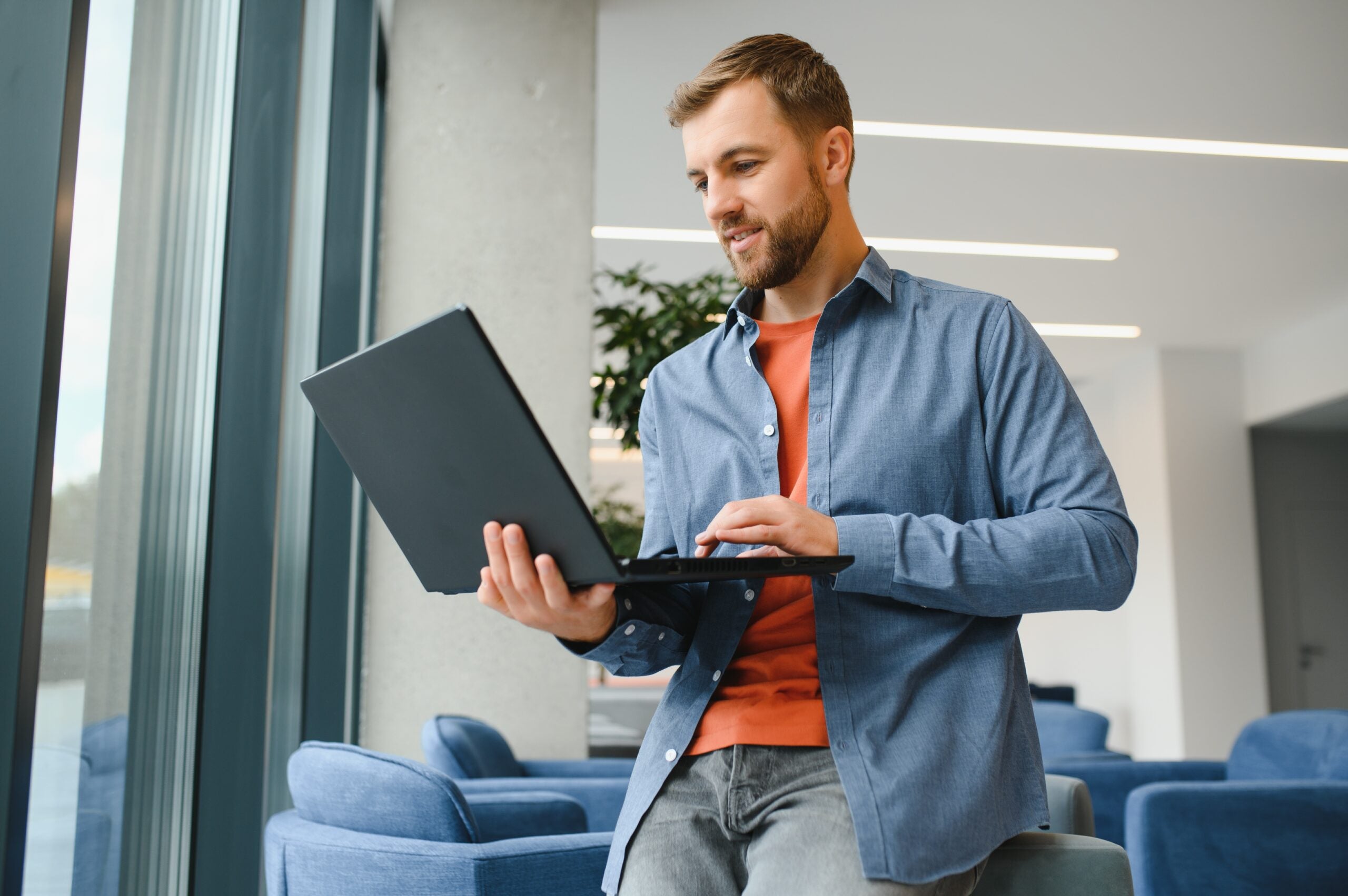 A Freelancer Man Works With A Laptop In A Work Coaching Office - Alliance Contabilidade